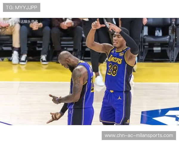八村塁篮下补篮连续得手，湖人锋线火力全开